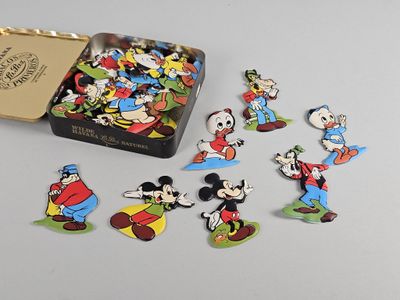 des aimants Mickey Mouse et ses amis dans une boîte en fer-blanc, accompagnés d'un coffret