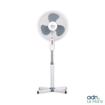 une image représentant un ventilateur sur pied blanc sur fond blanc