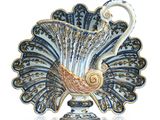 une image représentant un vase décoratif orné d'un paon