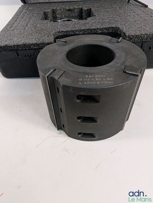 un étui noir contenant un petit objet noir