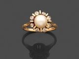 une bague en perles de culture et diamants