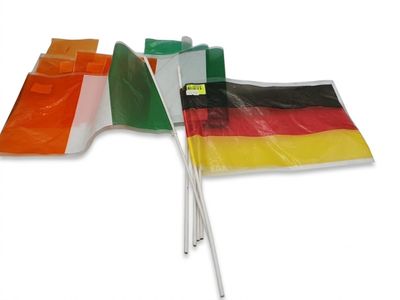 plusieurs drapeaux différents sur fond blanc, d'où sort un bâton