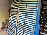 un gros tas de lattes bleues et blanches dans un garage