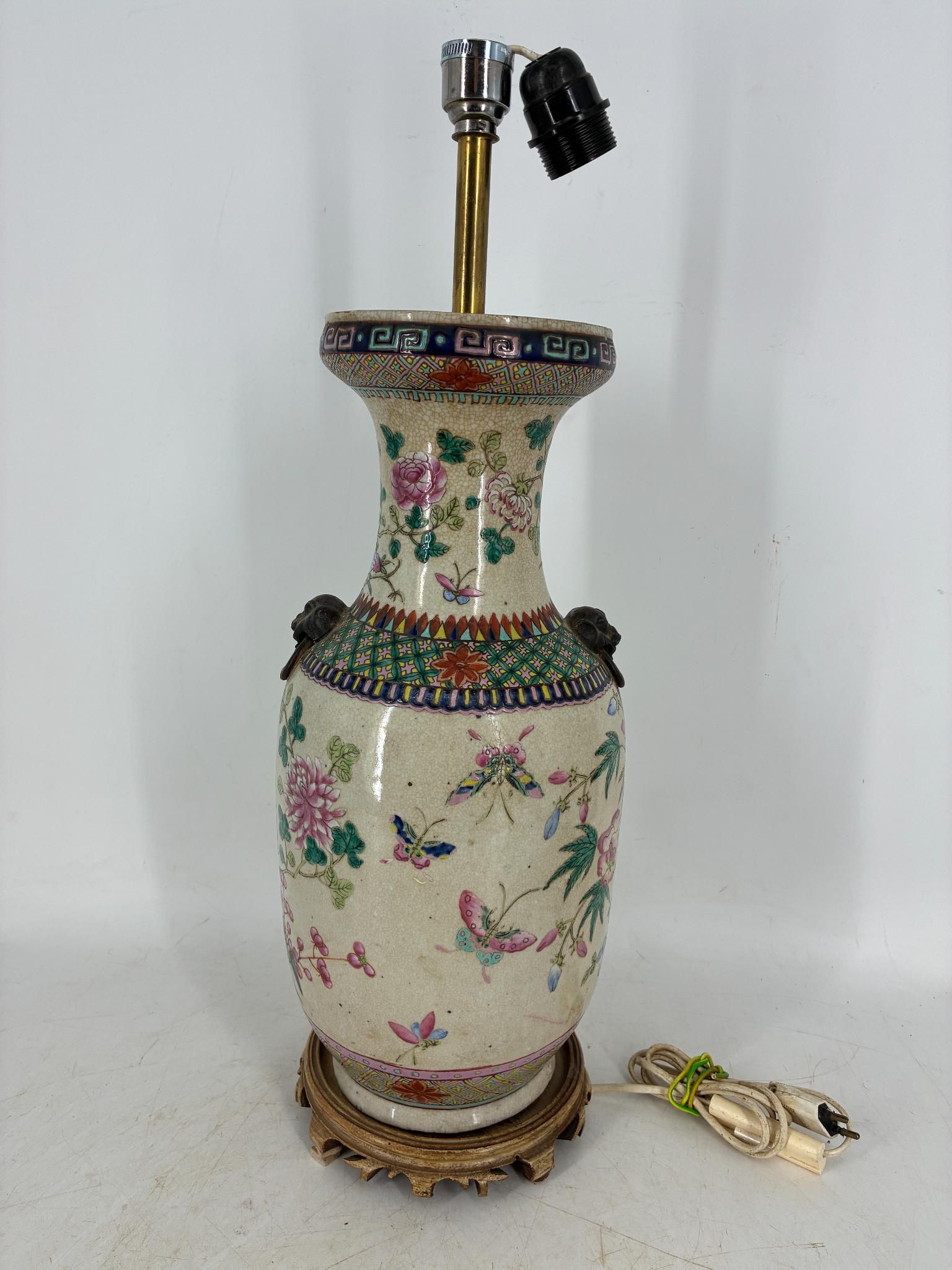 ASIE Grand vase en porcelaine de forme balustre, polychrome …
