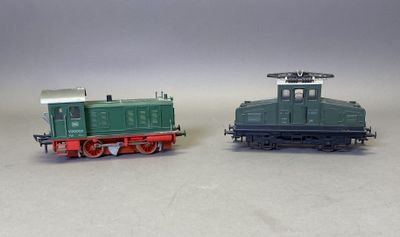 deux petits trains assis côte à côte sur une surface blanche