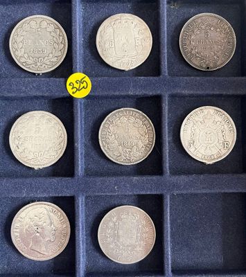 beaucoup de pièces d'argent dans une boîte sur laquelle est collé un autocollant jaune