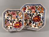 une paire d'assiettes ornées de fleurs et de feuilles peintes