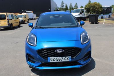 l'avant d'une Ford Fiesta bleue garée sur un parking