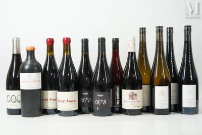plusieurs bouteilles de vin alignées sur une table