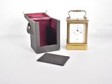une image représentant une petite boîte en métal contenant une horloge