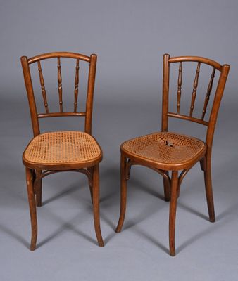 une paire de chaises avec des dossiers en rotin de chaque côté