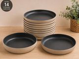 quatre bols noirs et blancs posés sur une table en bois