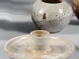 trois vases posés l'un à côté de l'autre sur une table