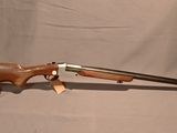 un fusil avec un canon en bois et une poignée en bois