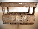 une vieille caisse en bois sur laquelle est collée une étiquette