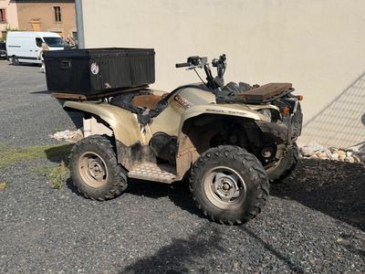 un quad tout sale garé sur un parking