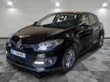 la voiture noire est garée sur un sol en damier dans le garage