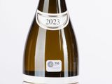 une bouteille de vin posée sur une table