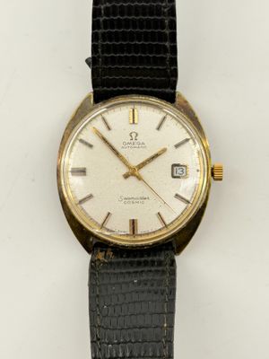 une image d'une montre-bracelet plaquée or avec un bracelet en cuir noir