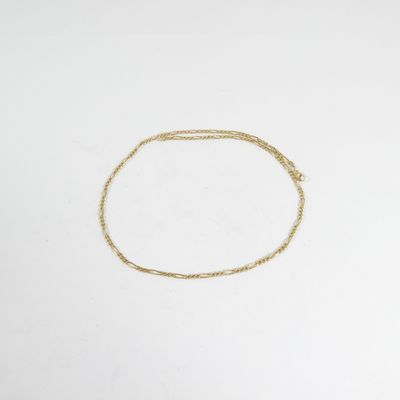 une image d'un bracelet en or sur une surface blanche