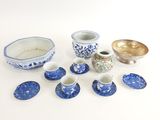 plusieurs pièces de poterie bleue et blanche sur un fond blanc