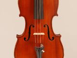 gros plan d'un violon avec un archet sur fond blanc