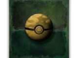 une illustration représentant une Poké Ball jaune et noire posée sur une surface verte
