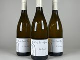 trois bouteilles de vin posées sur une table l'une à côté de l'autre