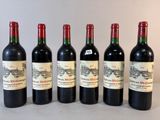 six bouteilles de vin rouge alignées sur une table
