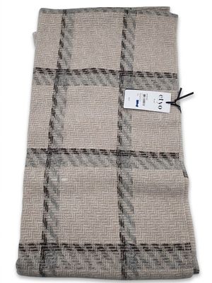 une couverture à carreaux gris et noirs avec une étiquette