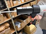 une femme qui tient un pistolet à la main