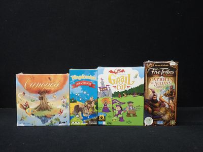 Plusieurs livres pour enfants sont alignés sur une surface noire