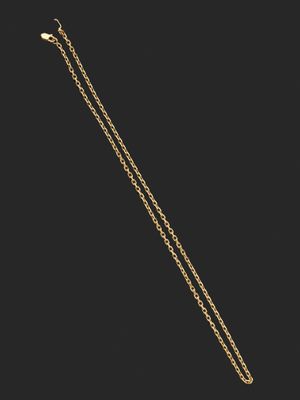un collier plaqué or muni d'une chaîne à laquelle est accroché un pendentif en forme de cœur