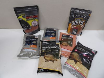 Plusieurs sacs de nourriture pour poissons sont posés sur une table