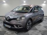 la voiture grise est garée sur un sol en damier dans le garage