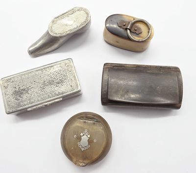 Plusieurs types d'objets métalliques sont exposés sur une surface blanche