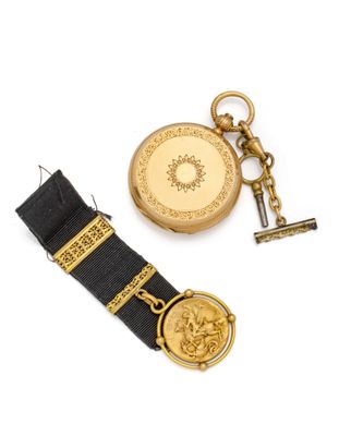 une image représentant une montre de poche en or et un porte-clés en or