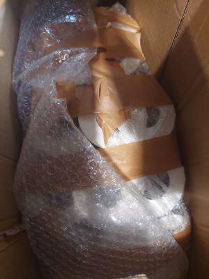 une boîte en carton remplie d'une grande quantité d'objets