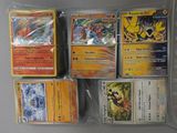 il y a beaucoup de cartes Pokémon dans le sac posé sur la table