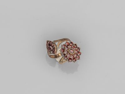 une bague en or sertie de grenats et de diamants