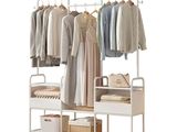 une photo d'un portant avec des vêtements accrochés dessus