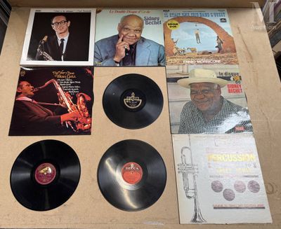 une boîte en carton sur laquelle figurent divers disques