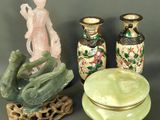 trois vases posés l'un à côté de l'autre sur une table