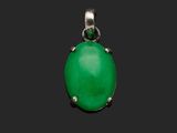 un pendentif en jade et diamants