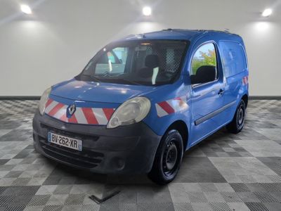 la photo d'une camionnette bleue garée dans un garage