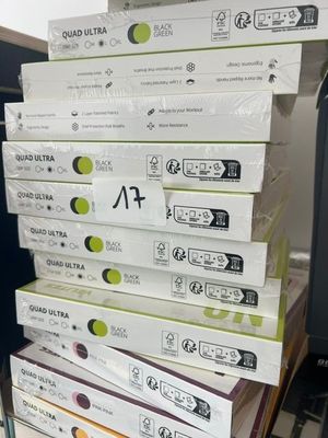 des boîtes empilées les unes sur les autres sur une étagère dans un magasin