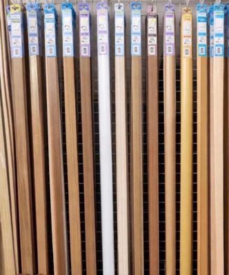 il y a beaucoup de types de bois différents dans le magasin