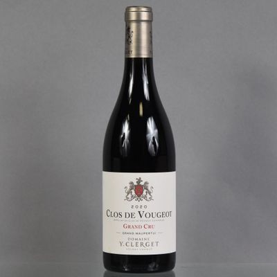 une bouteille de vin rouge posée sur une table