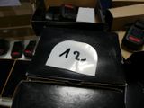 une boîte noire sur laquelle figure un chiffre blanc, posée sur une table