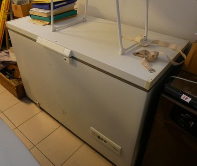 un réfrigérateur blanc posé dans le coin d'une pièce